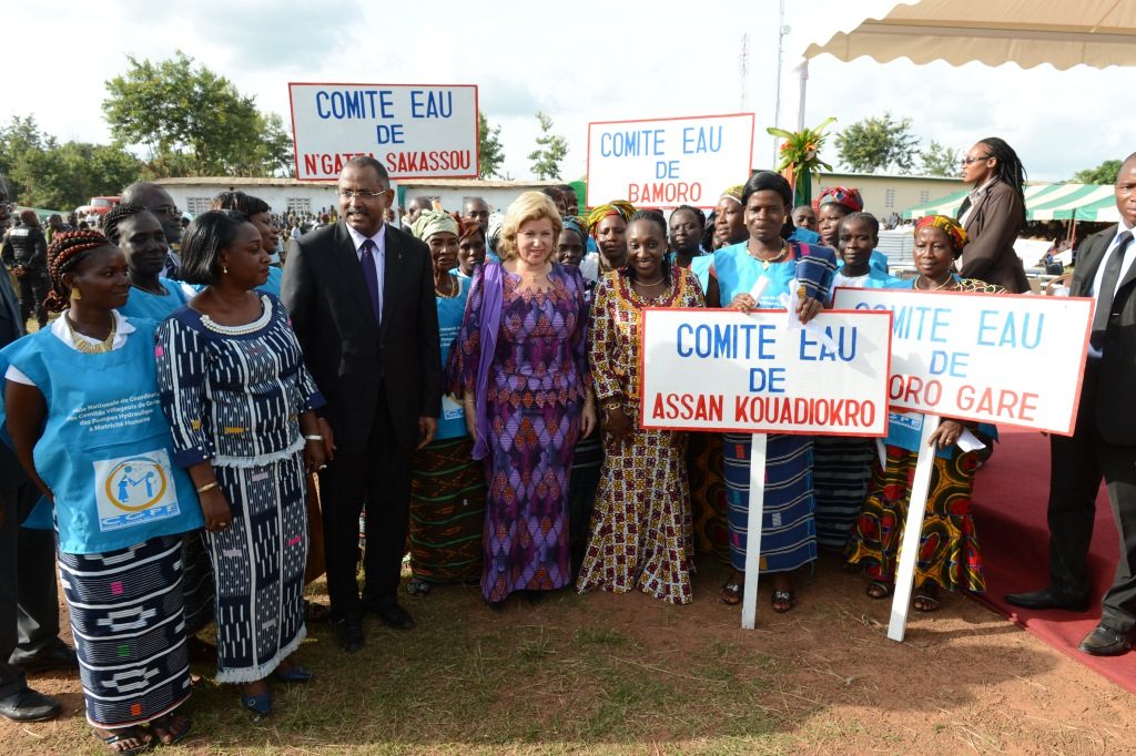Mme Dominique Ouattara avec les comités villageois de gestion des pompes