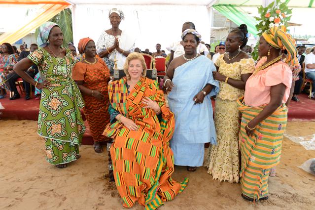 Mme Dominique Ouattara Pose avec ses soeurs d'assinie