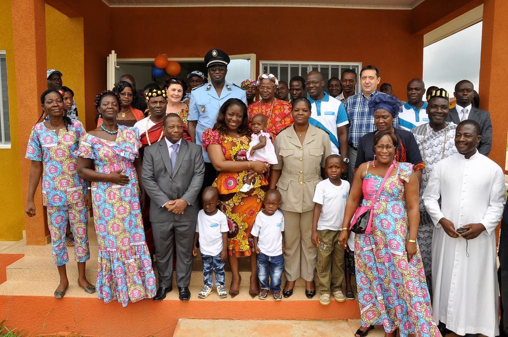 dominique-ouattara-nadine-sangare-pensionnaires-village-sos-d-enfants-de-yamoussoukro.jpg