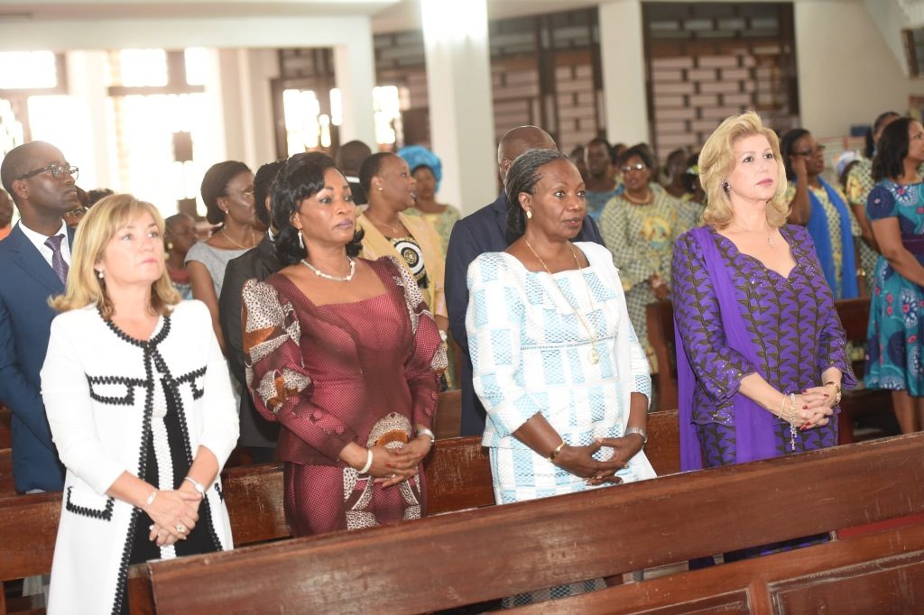 Dominique Ouattara prays with the faithful of the Church of Sainte Famille of Riviera II