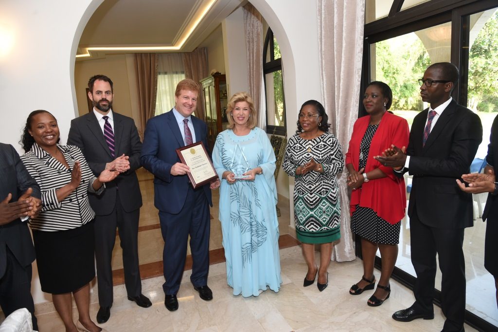 The American Chamber of Commerce awards Dominique Ouattara a Prize for her Leadership