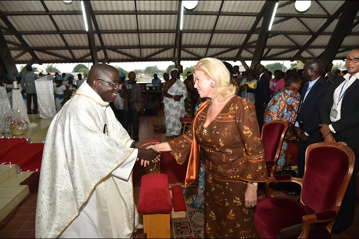 The First Lady, Dominique Ouattara celebrated Christmas at the ‘Sainte Thérèse de l’enfant Jésus’ church in Assinie.